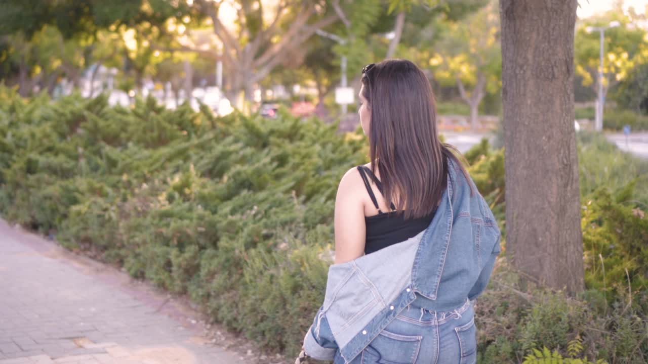 공원에서 산책하는 소녀