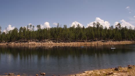 Kajaks-Und-Paddleboards-Fahren-Im-Willow-Spring-Im-Ponderosa-Kiefernwald-Im-Norden-Arizonas-Vorbei