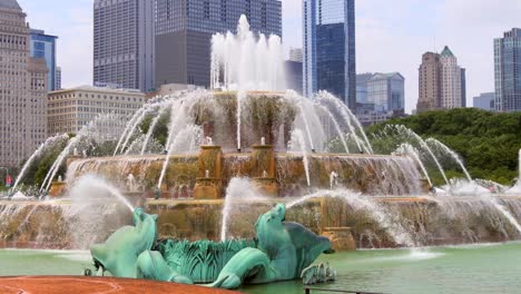 buckingham fountain close up chicago