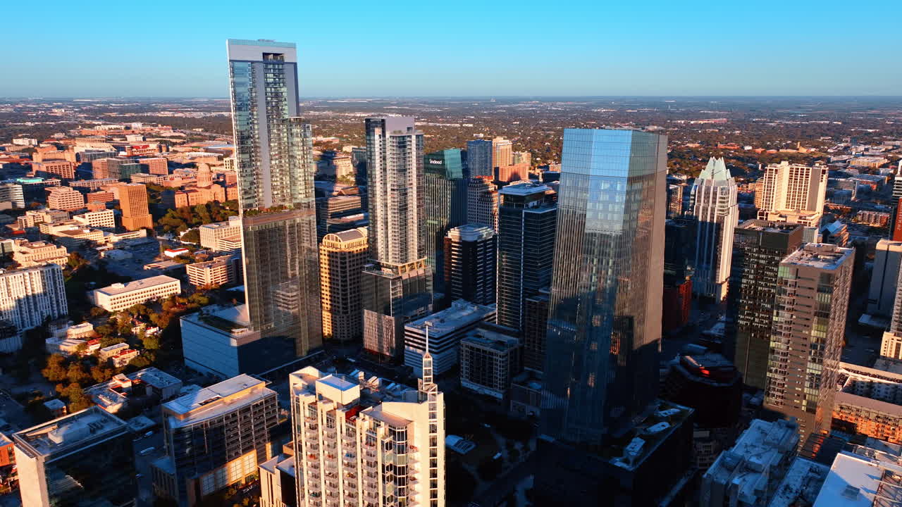 Austin, USA, 21 novembre 2025: Architettura variegata nella moderna Austin, Texas, USA. Filmato drone sul paesaggio urbano al tramonto