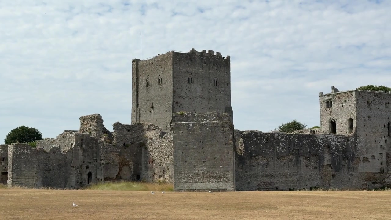 Tomada panorâmica das ruínas históricas do Castelo de Portchester em Fareham, Inglaterra