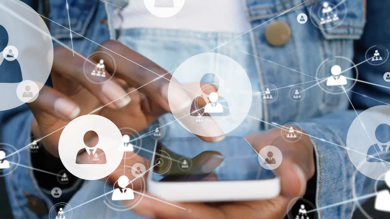 Animazione di rete di connessioni con icone su una donna afroamericana che usa lo smartphone