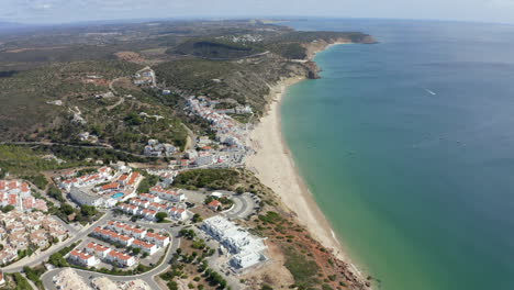 Panoramablick-Auf-Den-Strand-In-Burgau,-Algarve,-Portugal---Drohnenaufnahme-Aus-Der-Luft