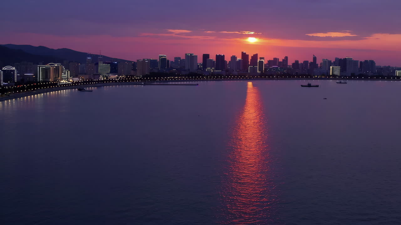 해안 도시 위의 해가 지는 모습