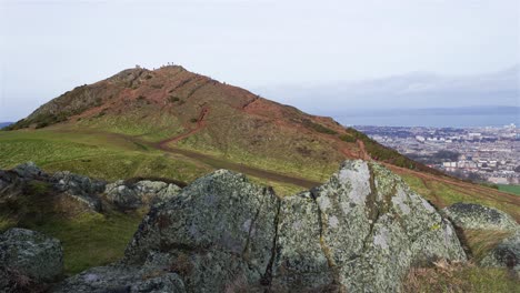 Lapso-De-Tiempo-De-Personas-Escalando-El-Asiento-De-Arturo-En-Edimburgo,-Escocia