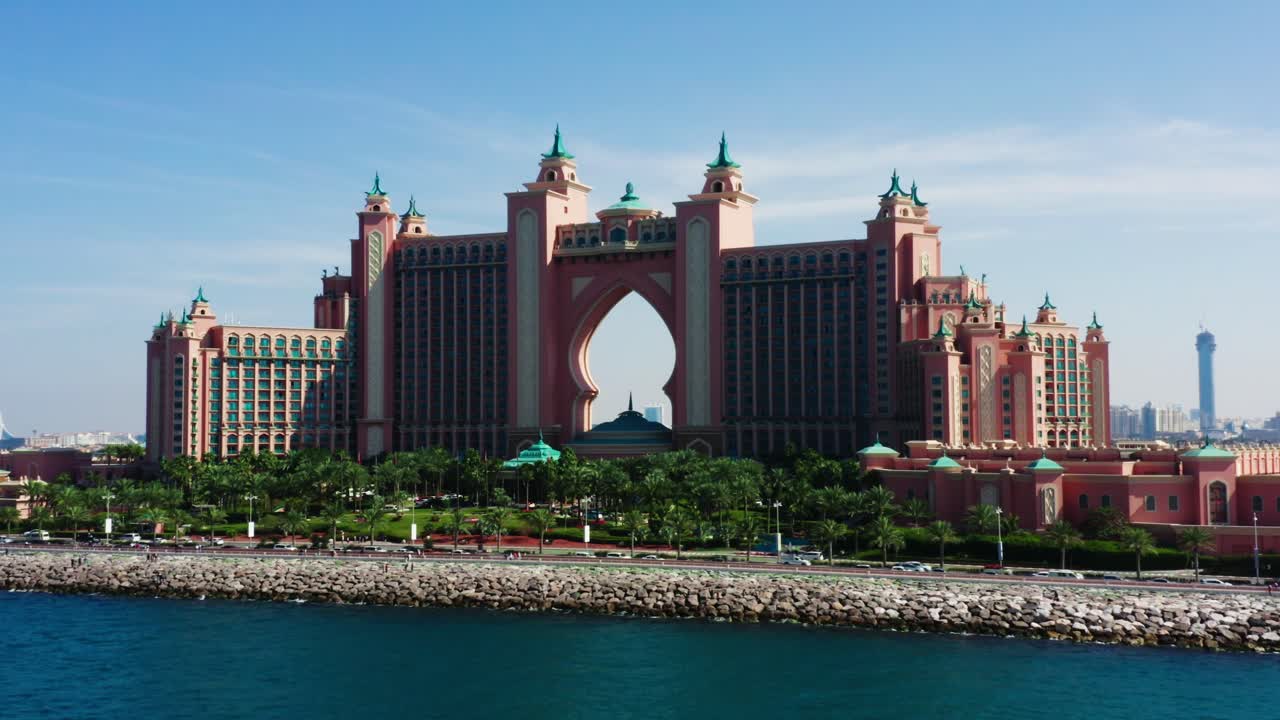 낮에 두바이 시의 드론 비디오, 물과 교통과 함께 현대 도시 개념