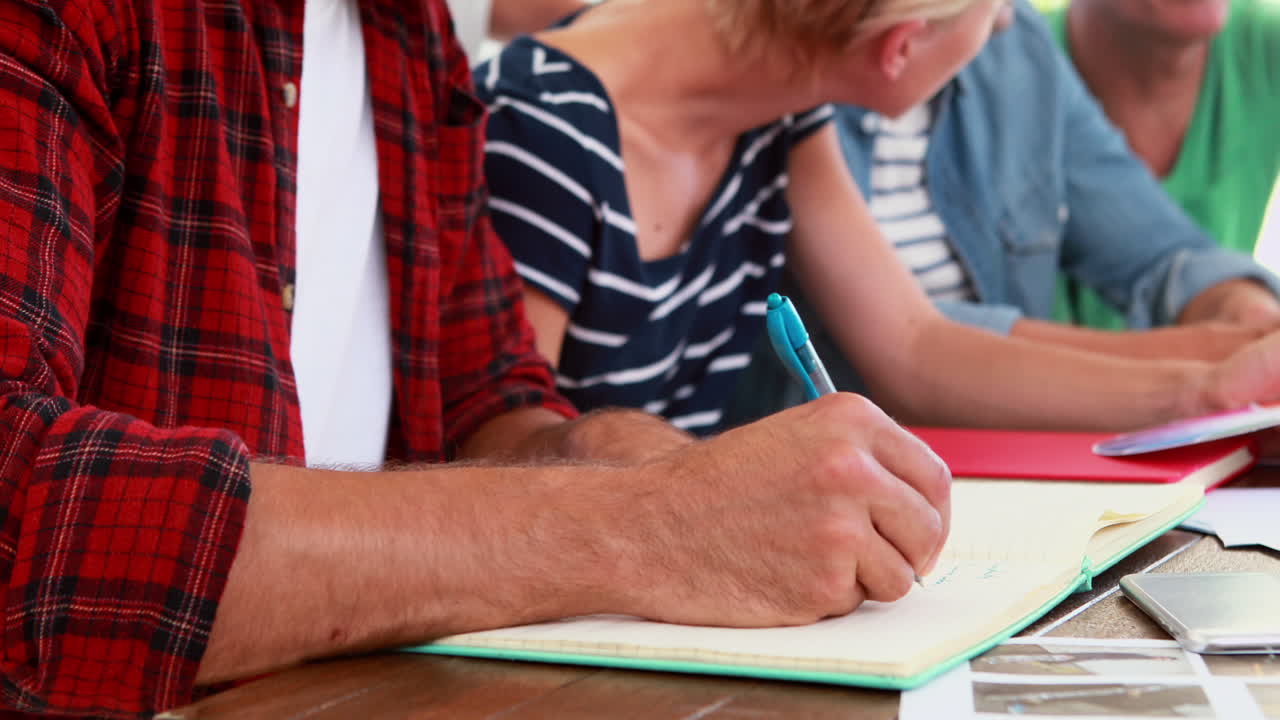 vista de cerca de la mano del hombre de negocios casual