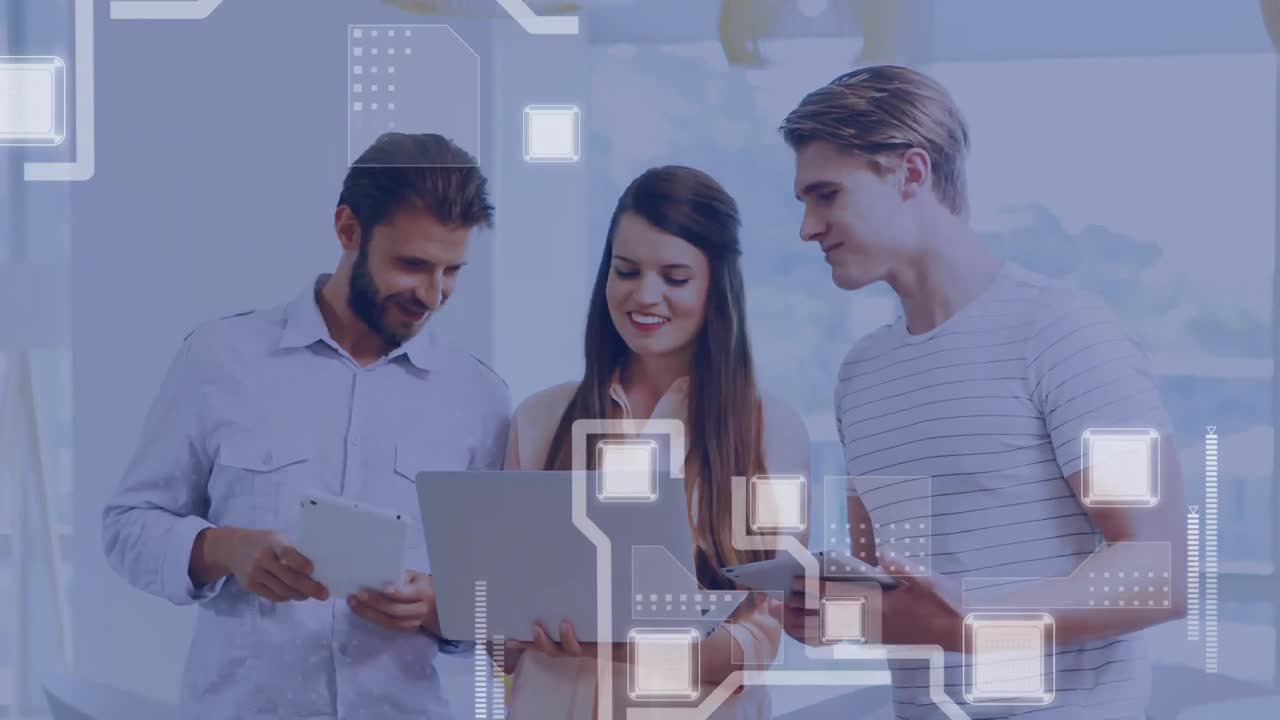 iconos de conexión de red contra colegas de oficina discutiendo sobre la computadora portátil