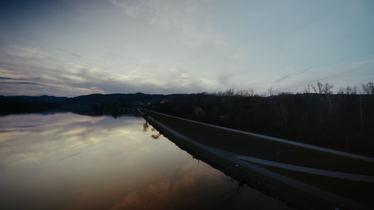 일몰 타임스 다뉴브 강 크렘스 앤 데르 도나우 구름과 비행기