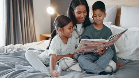 Mamá,-Niños-Y-Libro-Para-Leer-En-La-Cama