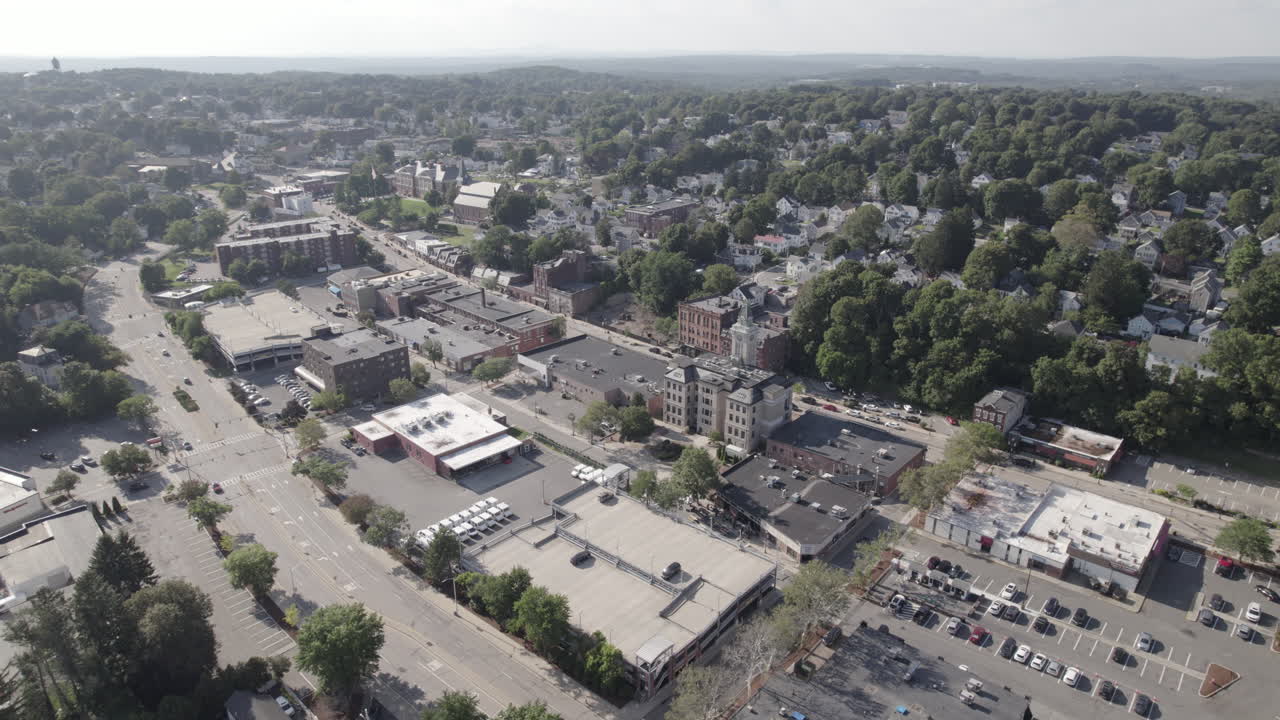 Ampia panoramica aerea lenta di Marlborough, Massachusetts, che mostra il centro e i quartieri e le strade circostanti