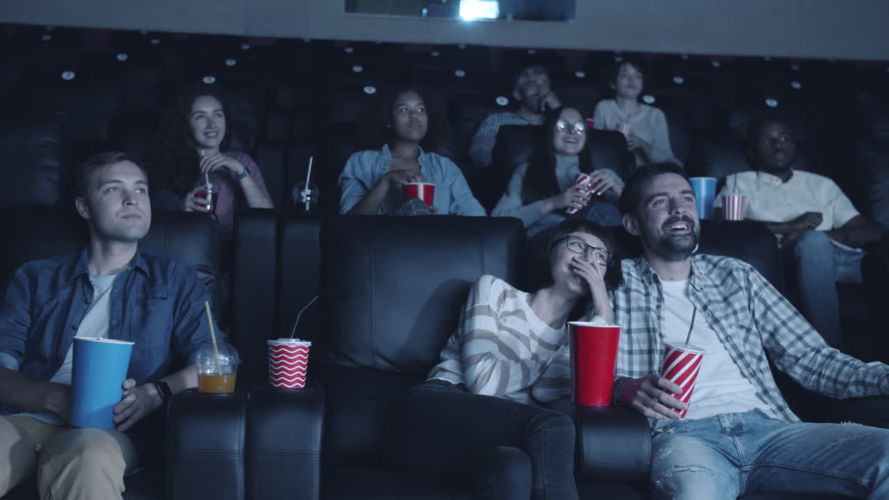 Spettatori che si godono un film al cinema