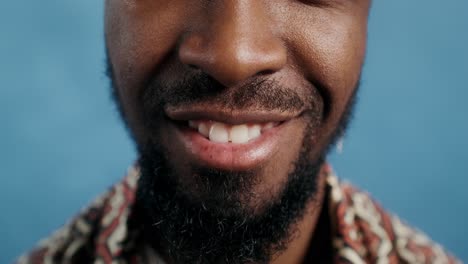 retrato en primer plano de un hombre sonriente