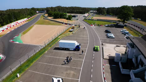 transporte logístico estacionado cerca del circuito de carreras, vista aérea de drones