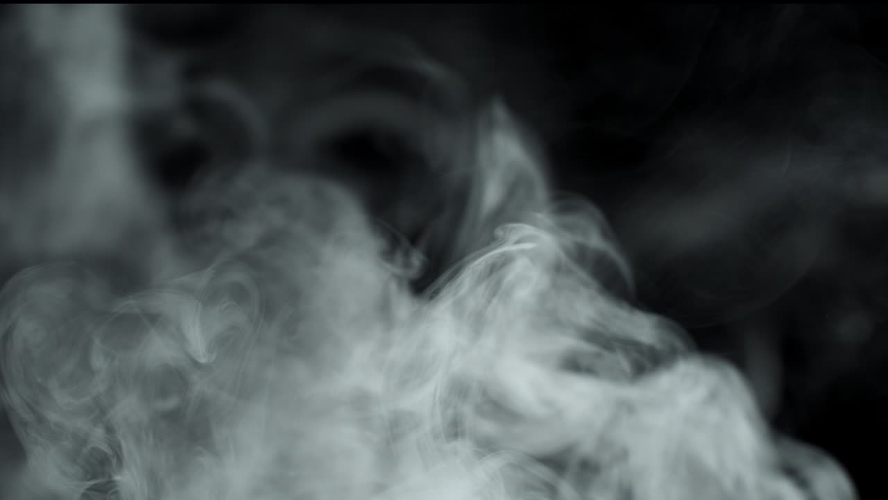 검은 바탕에 회색 연기가 많이 있습니다.