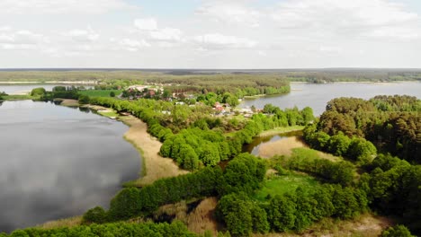 Follaje-Denso-A-Orillas-Del-Lago-Con-Cabañas-En-La-Reserva-Natural-Cerca-De-Styporc,-Condado-De-Chojnice,-Voivodato-De-Pomerania,-En-El-Norte-De-Polonia