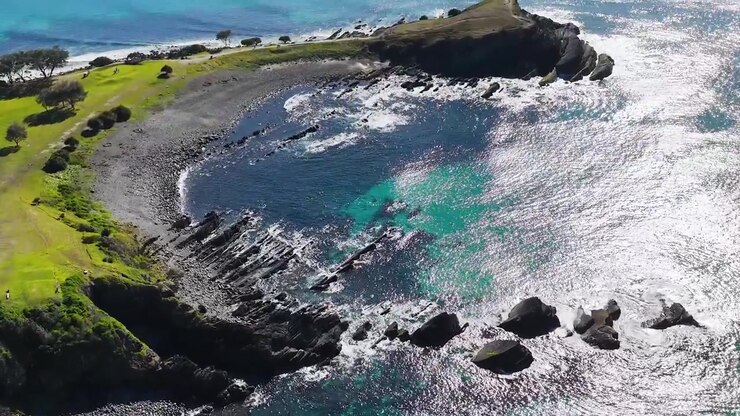 Ripresa con drone dall'alto di acqua cristallina e scogliere frastagliate a Crescent Head, Australia