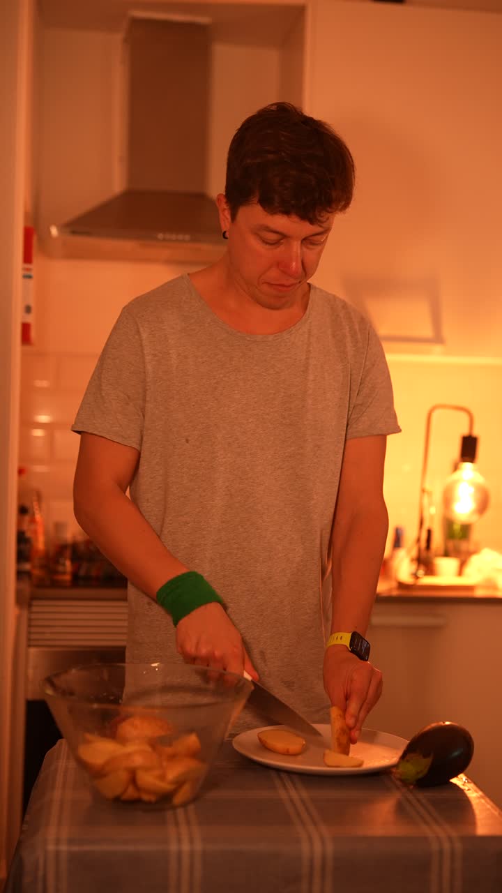 hombre cocinando verduras en la cocina