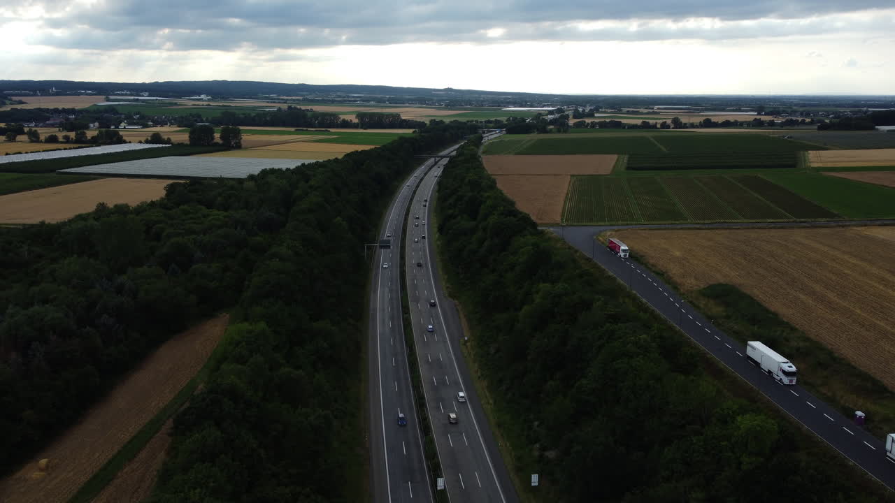 농경지를 가로지르는 고속도로