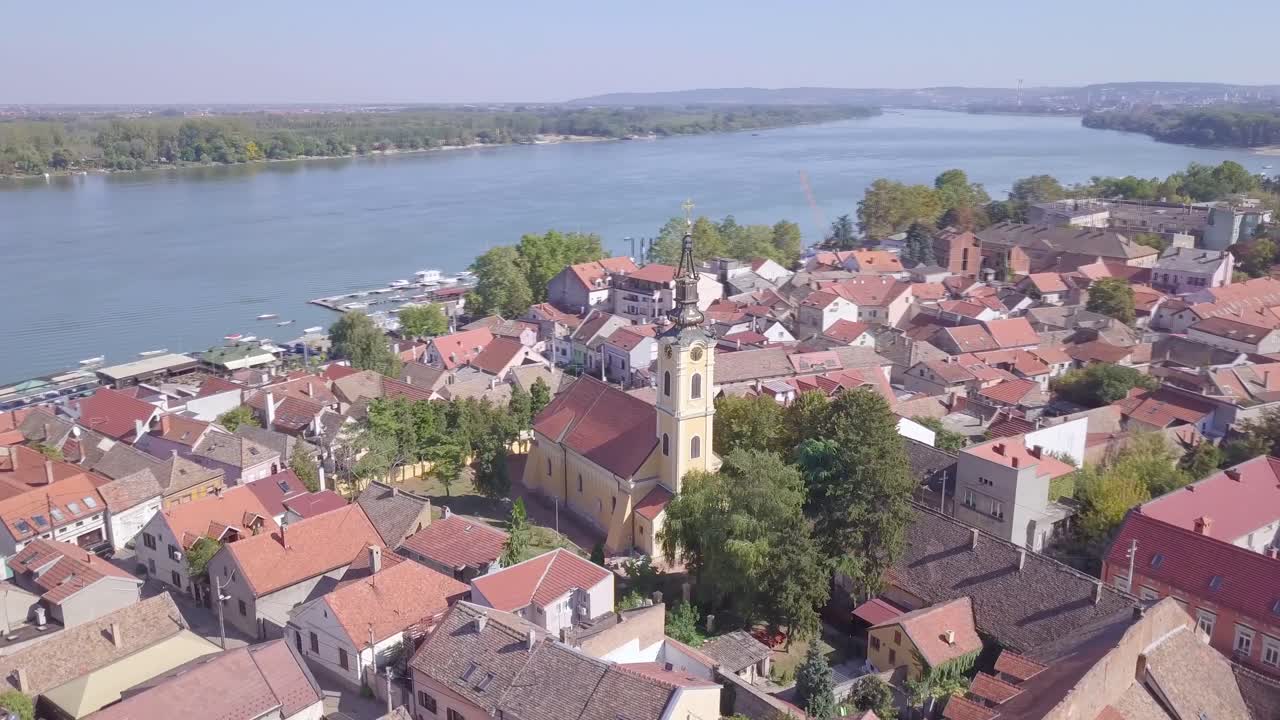 Ripresa panoramica aerea in 4K del centro storico di Zemun con la famosa chiesa, in una giornata estiva.