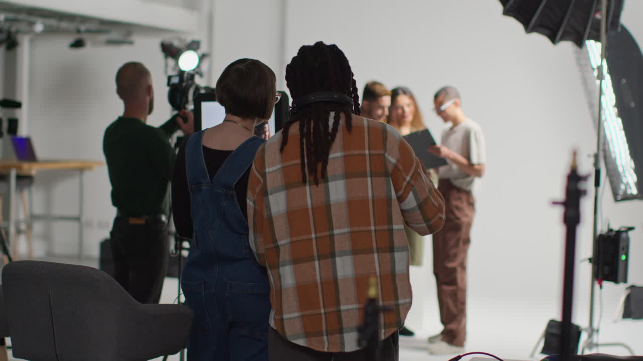 equipo de filmación trabajando en un set