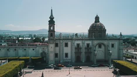 Blick-Auf-Die-Vorderfassade-Der-Kirche-Santa-Rosa-De-Viterbo-In-Querétaro,-Mexiko