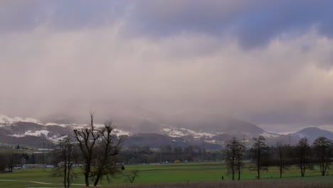 lapsos de tiempo del paisaje invernal y frente a las montañas