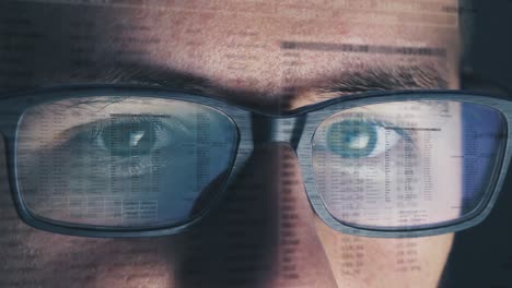 primer plano de los ojos de un hombre que trabaja en una pantalla de holograma sobre código y una red: la pantalla se refleja en las gafas