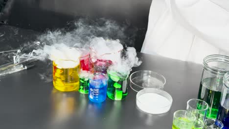 experimento científico con productos químicos coloridos y hielo seco