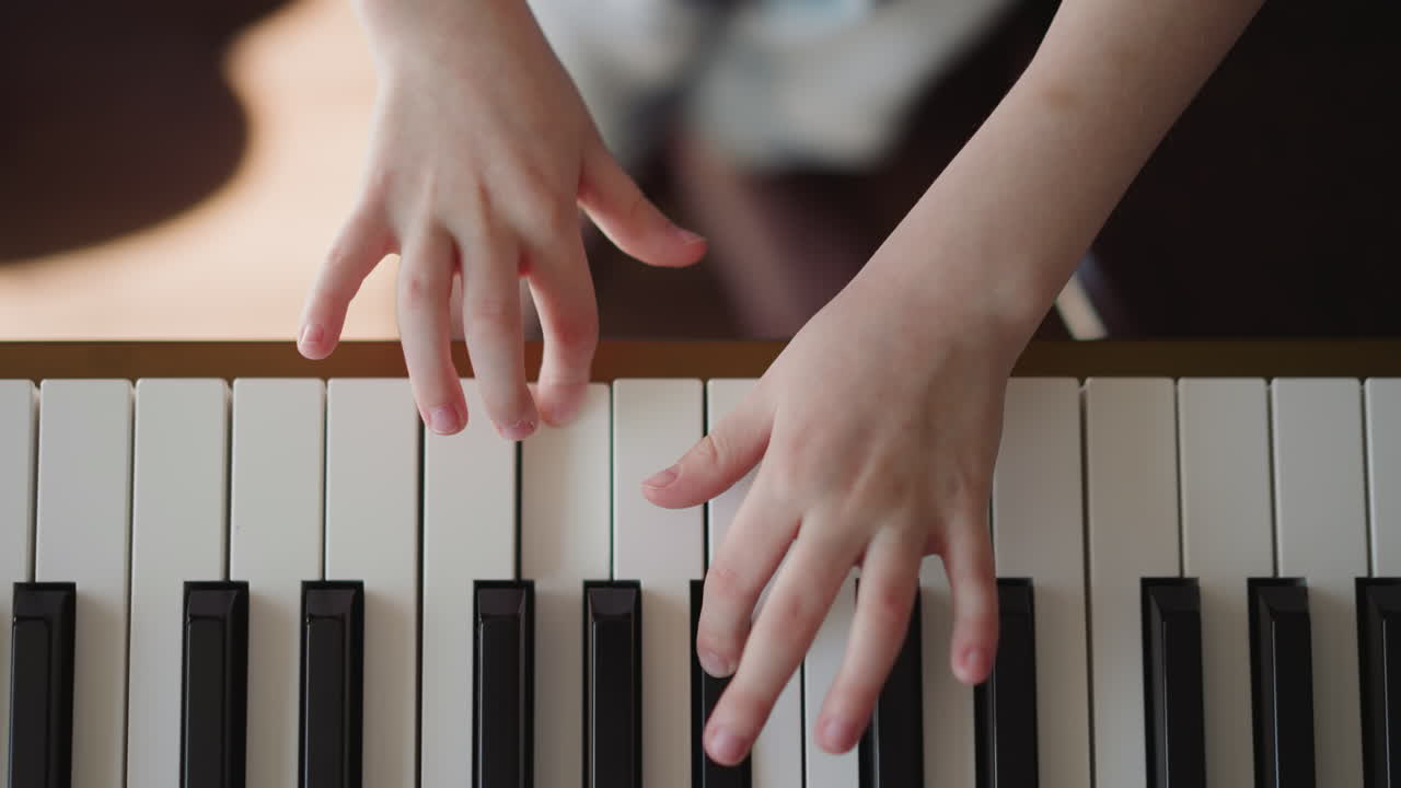 un niño músico presiona las teclas del piano de manera conectada