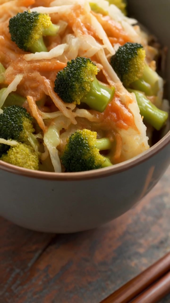 Ciotola di broccoli e verdure fresche saltate in padella con bacchette
