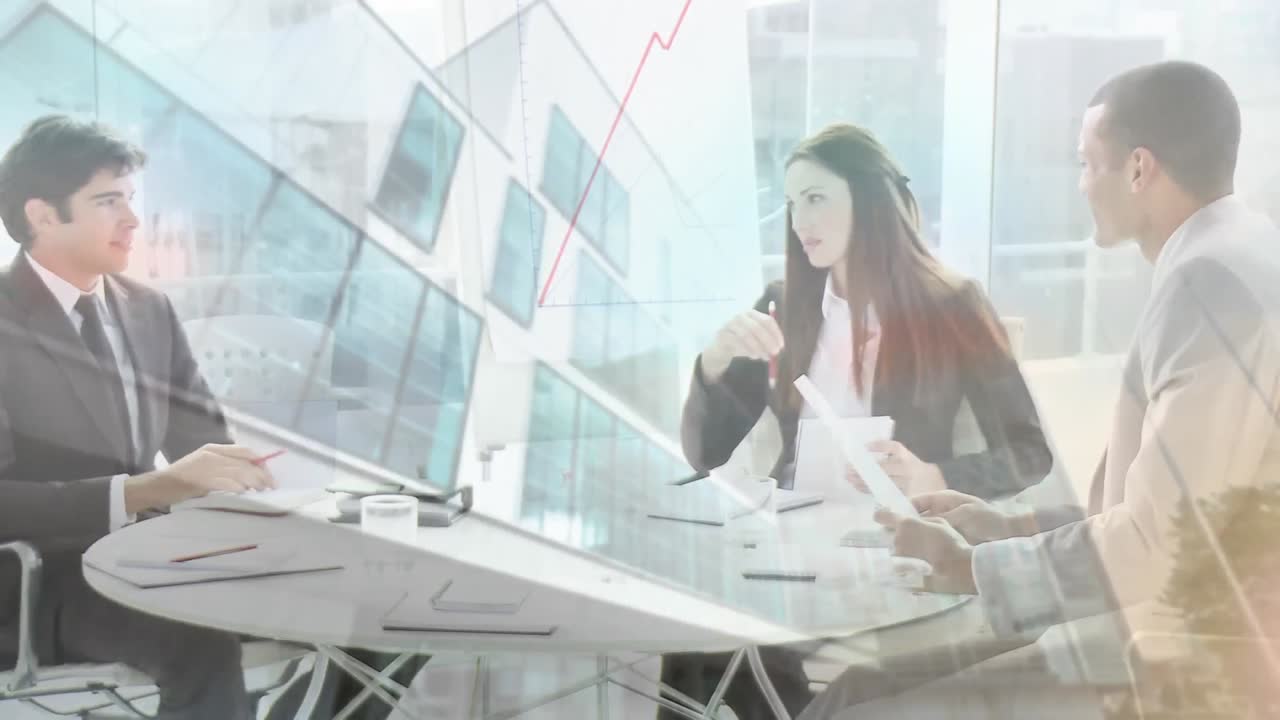 사무실에서 이야기하는 사업가들 위에 데이터 처리의 애니메이션