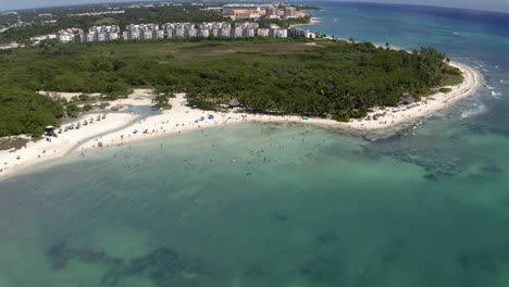 bahía caribeña tropical de punta esmeralda con playas de arena blanca