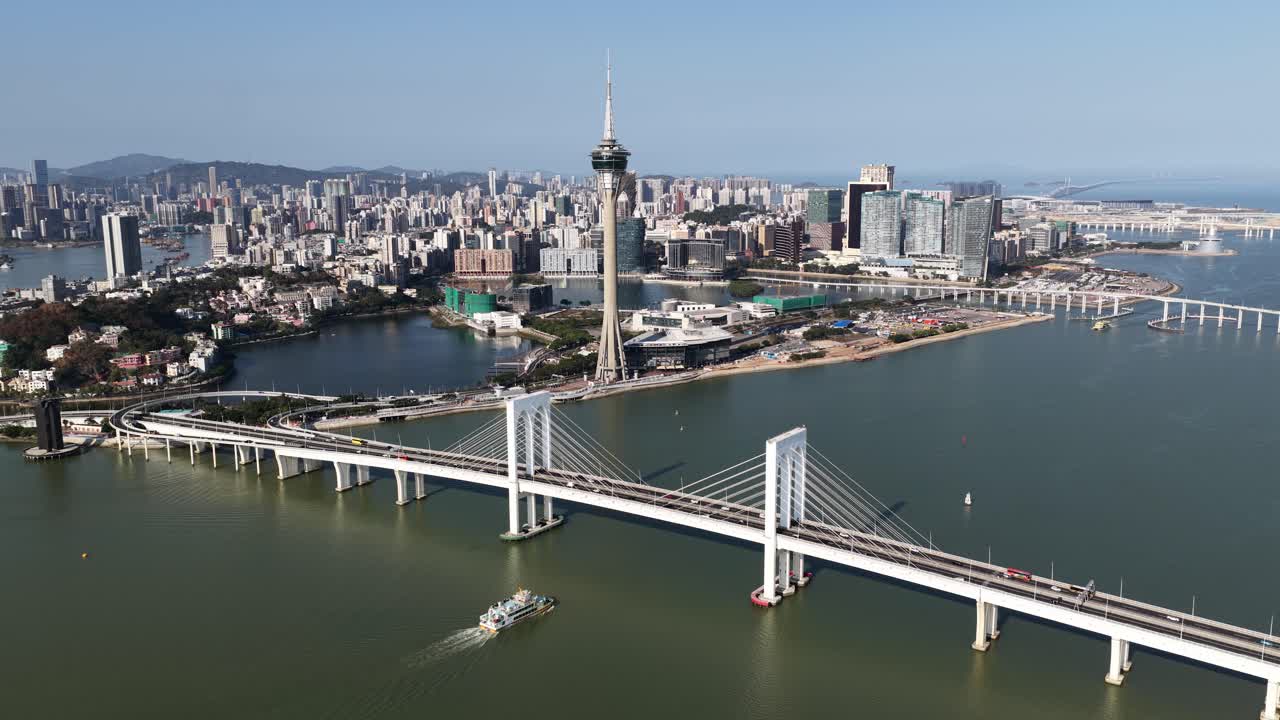 Vista aérea da Torre de Macau e da Ponte Sai Van.