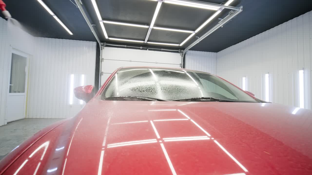 자동차 세탁: 거품과 고압 물로 청소.