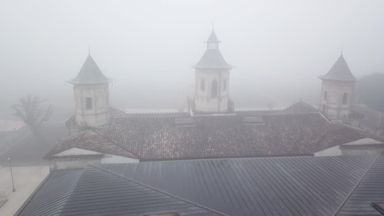 안개 낀 날, 프랑스 보르도 지역의 샤또 코스 데스투르넬 와이너리 지붕 위로 드론 비행