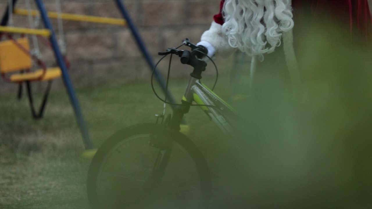 선물 로 손 에 자전거 를 들고 있는 산타클로스