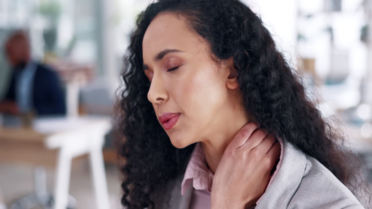 mujer de negocios, estrés y dolor de cuello por agotamiento