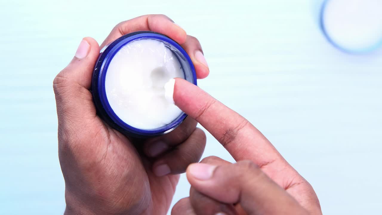 aplicación de crema para las manos