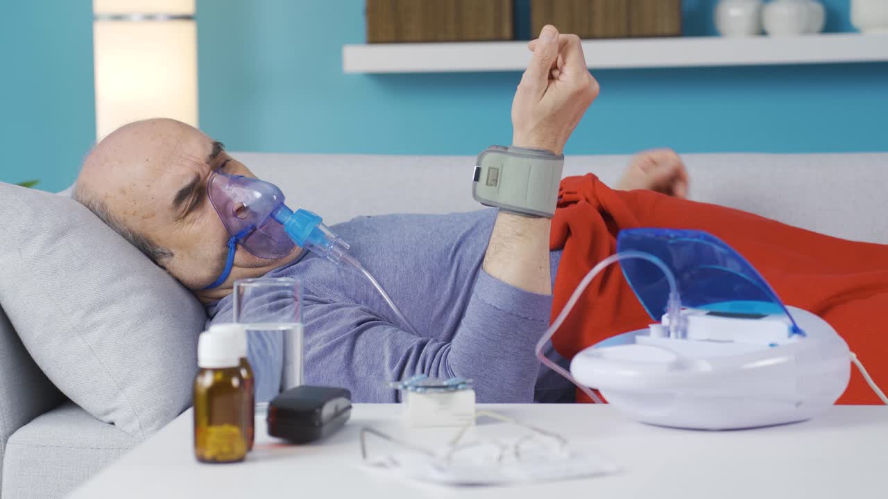 un hombre enfermo y postrado en cama yace agotado en casa.