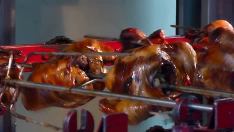 Un-Típico-Asador-Filipino-Que-Se-Utiliza-Para-Asar-Pollo-Marinado-Sobre-Carbón-A-Escala-Comercial