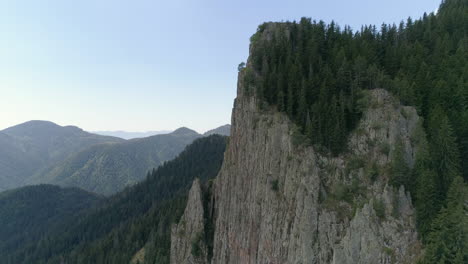 Rocas-Altas-Al-Revés-En-Los-Rodopes-Búlgaros