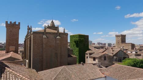 Vista-Desde-La-Iglesia-De-San-Francisco-Javier-Hasta-El-Casco-Histórico-De-Cáceres,-España