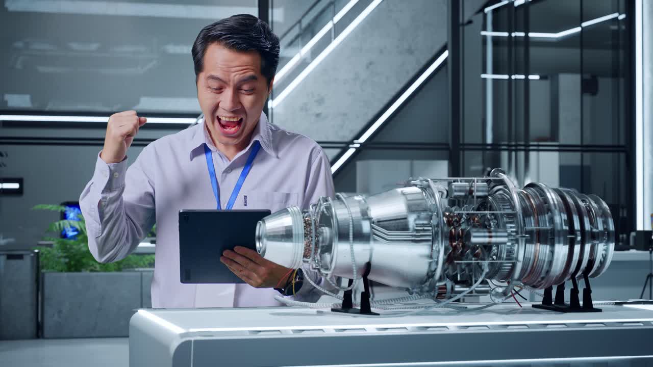 엔지니어가 성공적인 제트 엔진 디자인을 축하합니다.