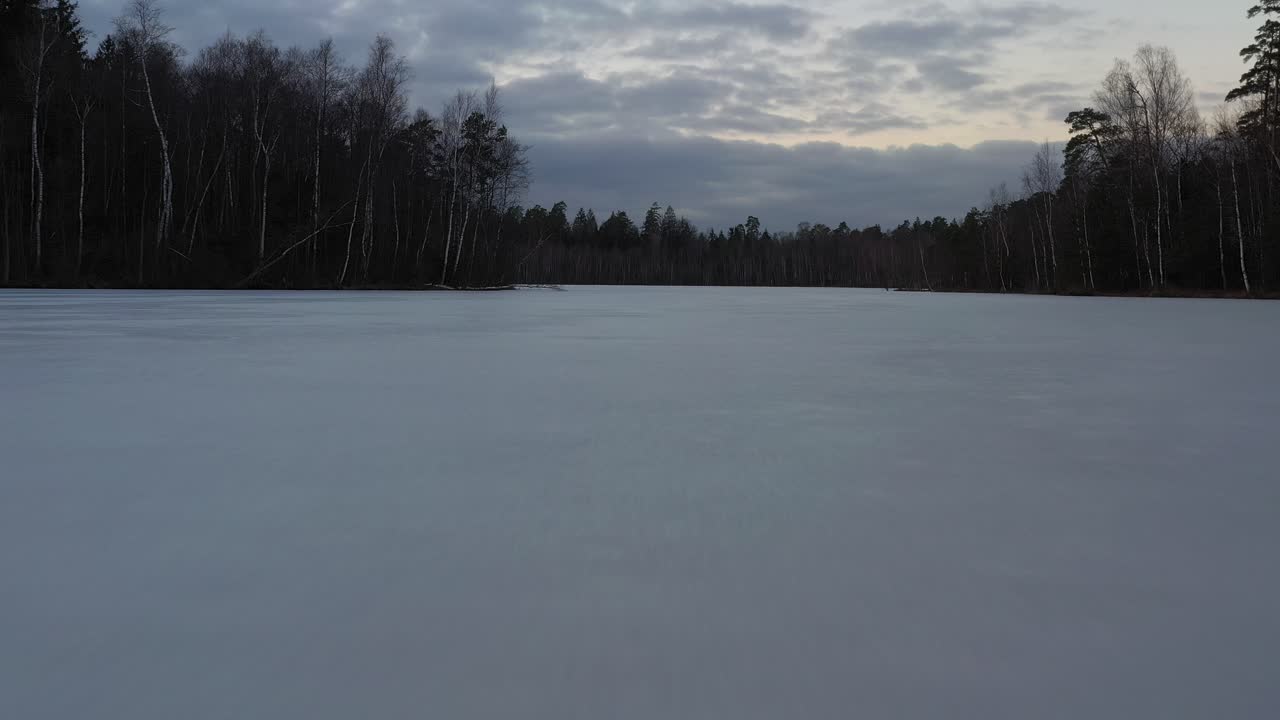 вид с воздуха на замерзшую лагуну. природа литвы