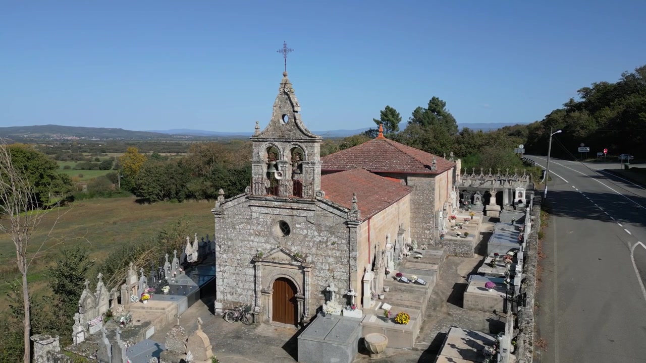 Chiesa di San Salvador de Sabucedo accanto al cimitero a Porqueira, Ourense, Galizia, Spagna, panoramica aerea introduttiva.