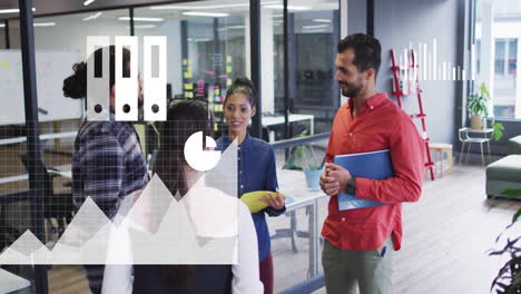 animación de iconos de medios de procesamiento sobre diversos colegas discutiendo en la oficina casual