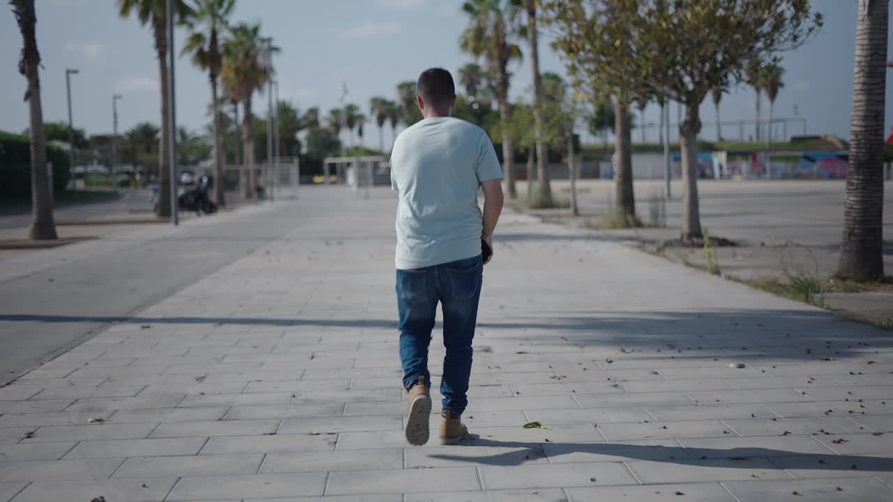 hombre caminando por una calle de la ciudad