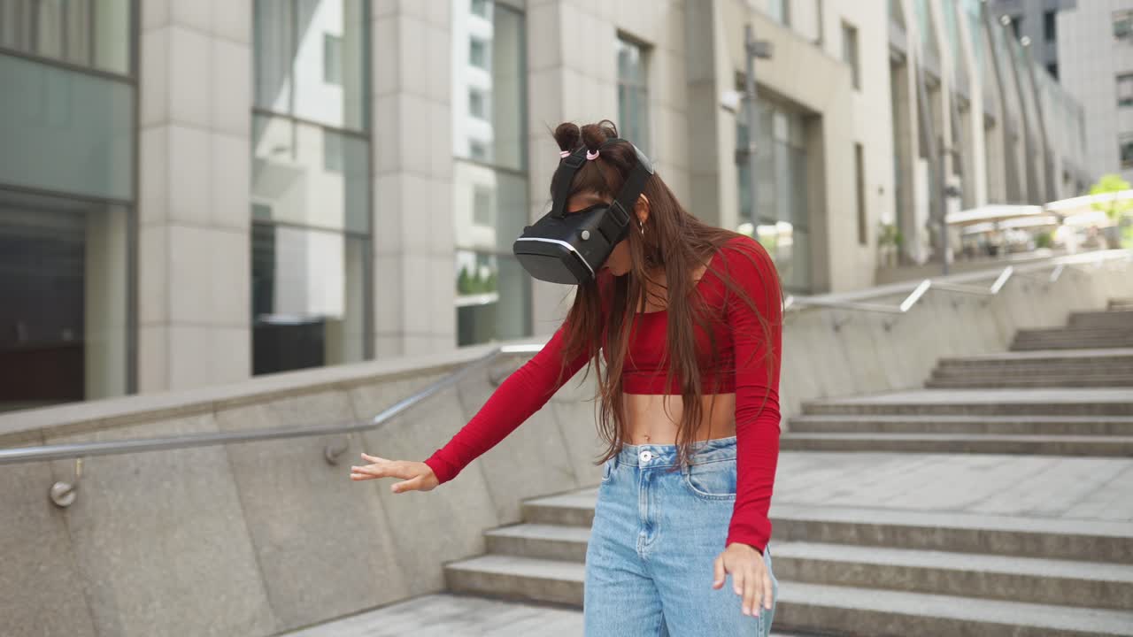 mujer con auriculares vr bailando en las escaleras de la ciudad