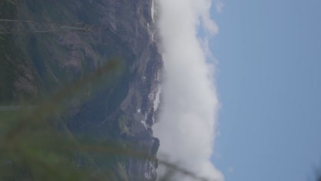 majestuosas montañas cubiertas de nieve que se elevan por encima de las nubes en un paisaje impresionantemente hermoso filmado en la patagonia, argentina